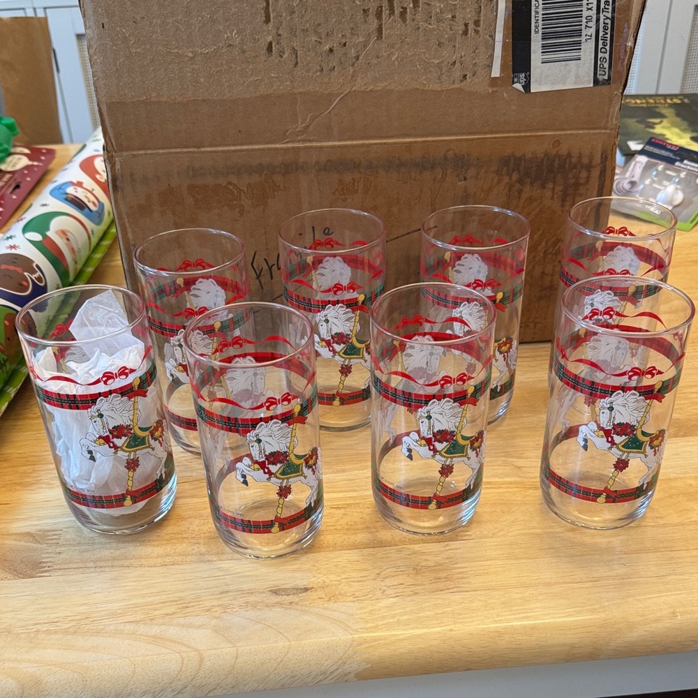 Vintage House of Lloyd Set of 8 carousel Holiday Glasses, excellent like new